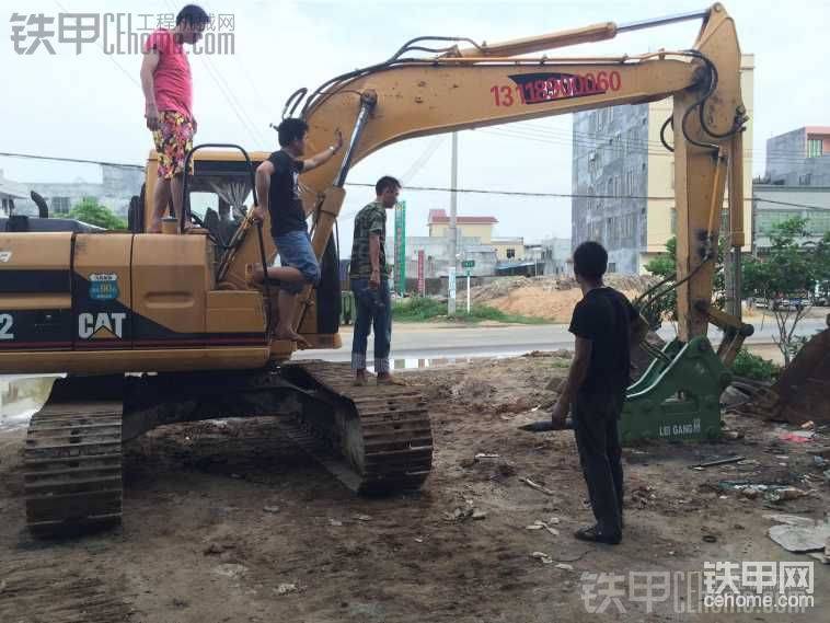 猶豫我們鎮(zhèn)上沒有炮機，所以在朋友的幫忙擔(dān)保下，我們?nèi)シ制谫?amp;#2