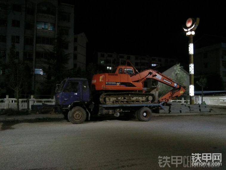 自己挖機(jī)和拖車(chē)
