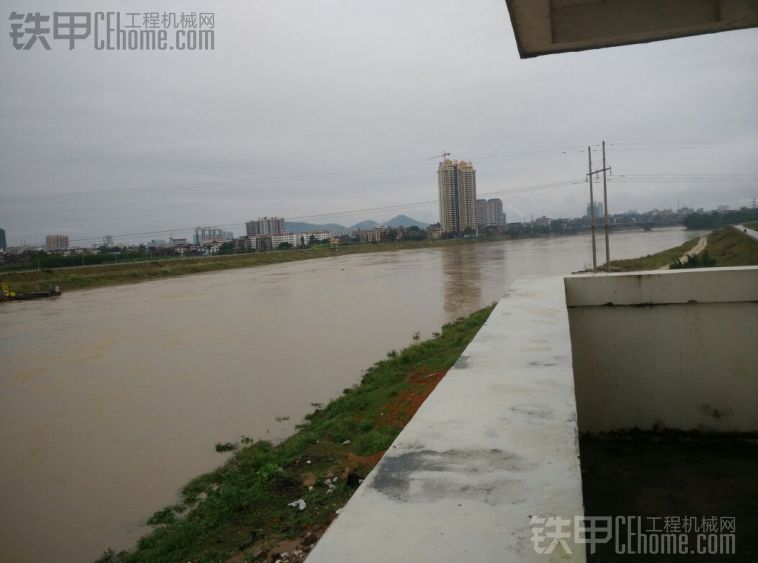 冬天里的在場暴雨全部停工