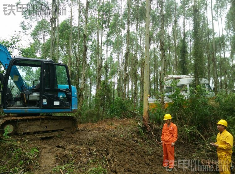 下雨至電力中斷騷藍(lán)現(xiàn)場搶修中