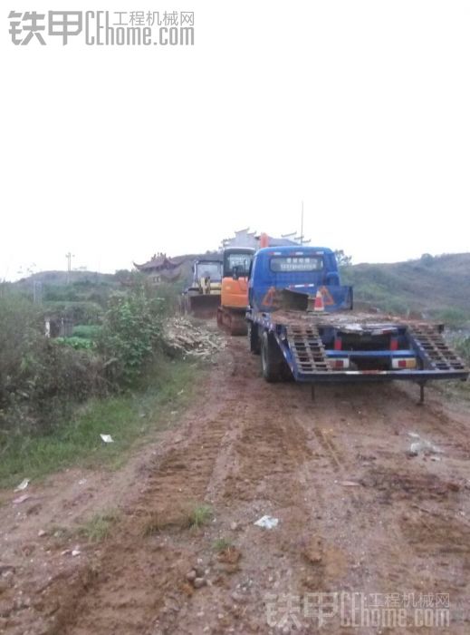 下雨后挖地基 搞完洗白白