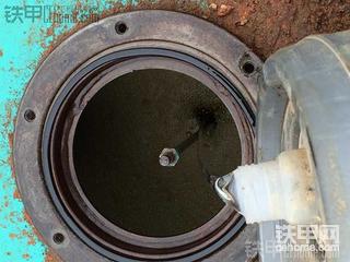 我的挖機(jī)液壓油箱里的液壓油有很多泡沫