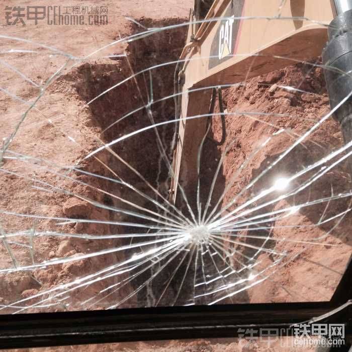 要打樁，房東說下面有石頭，要把它挖起來