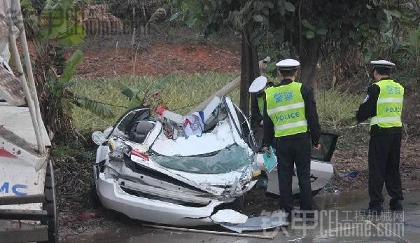 警車遇到攪拌車悲催了！