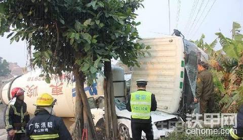 警車遇到攪拌車悲催了！