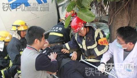 警車遇到攪拌車悲催了！