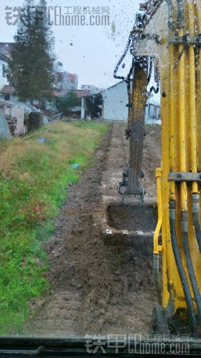 下雨打田埂