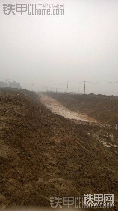 这是下雨前挖的路床，工地抽水工比较敬业，雨一停就抽干水。
