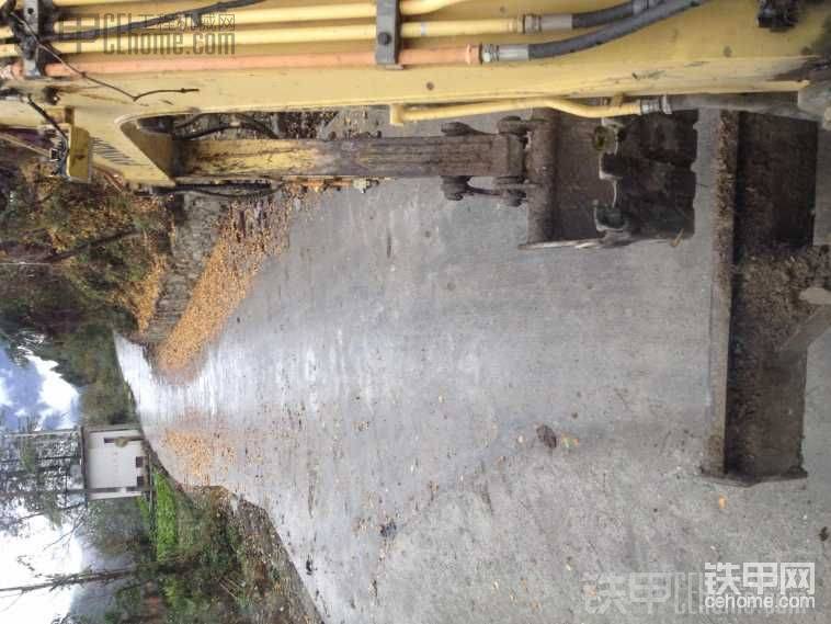 才搞的水泥路讓在上邊跑，還沒(méi)驗(yàn)收搞爛了可不管我的事