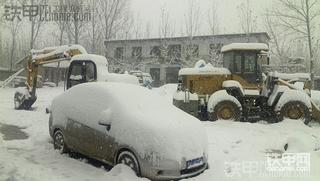 雪下了一整天了，30多公分厚