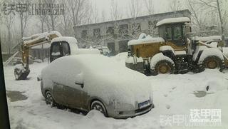 雪下了一整天了，30多公分厚