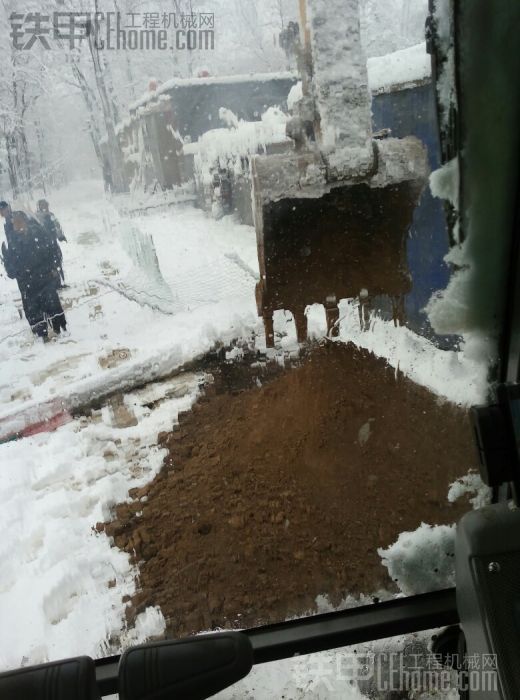 你在外面大雪紛飛！我在駕駛室里四季如