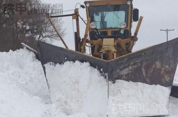 下雪了，平地機(jī)的活來了！