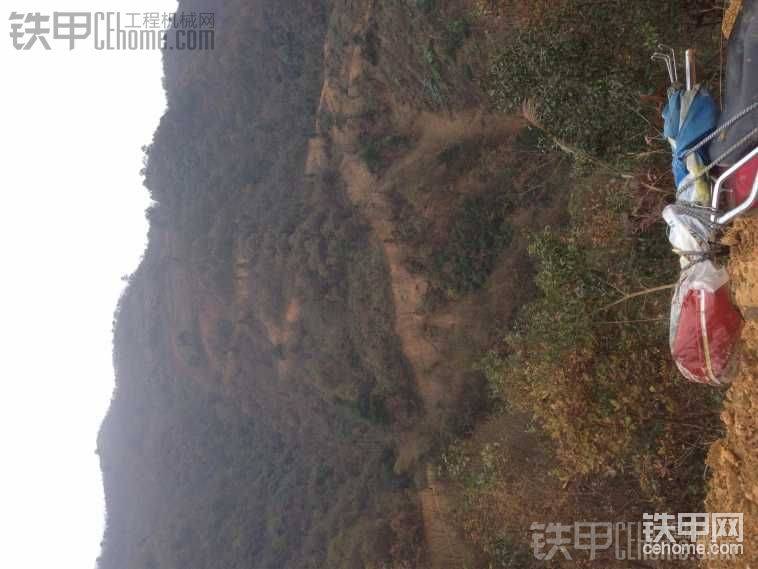 两边都是石头，只能从一个坡上