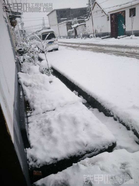 大雪纷飞，洁白的世界里还有我小小的身影在扑腾。