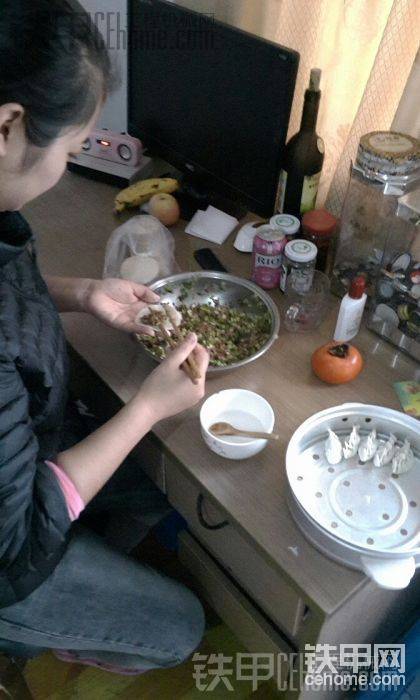 这是我老婆给我在包饺子
