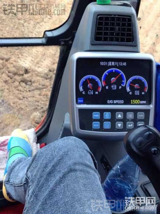 顯示屏高端大氣，但是還是覺得沒有小松—8的好看，以前開的小松200—8真心好看好用