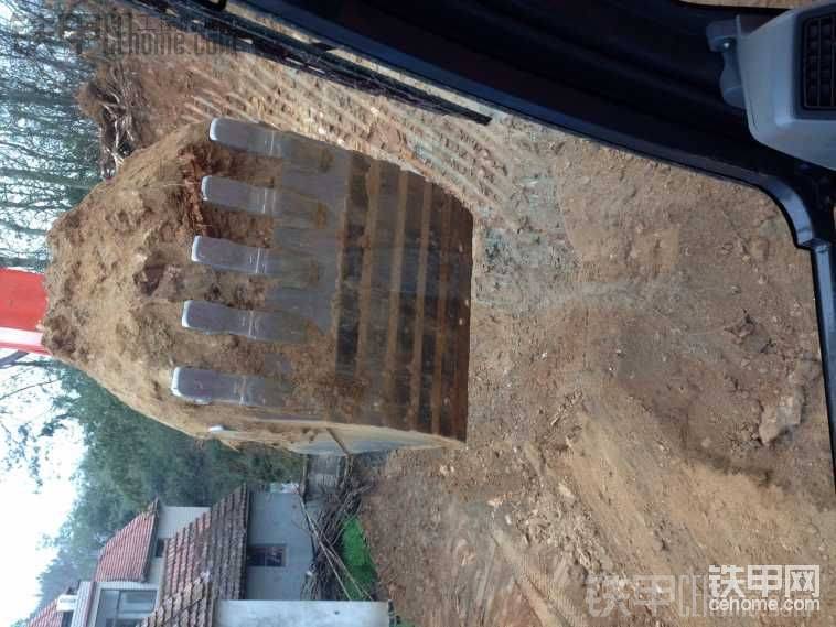 斗子焊的還可以吧，工錢600材料不算，是不是有點貴，這個斗子是仿沃爾沃做的，做礦山挺好，做土方還是喜歡老款的挖斗
