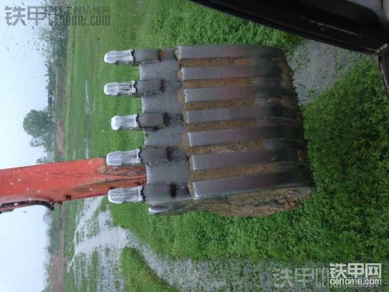 這是以前開得老款挖斗，斗子鐵皮很薄，容易變形