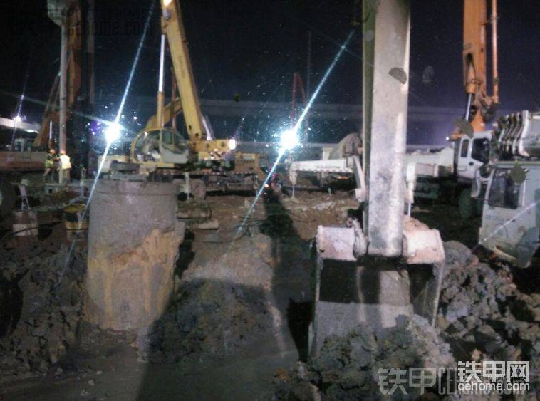 場(chǎng)地太小擺滿了機(jī)械，開機(jī)要小心<img class="smiley" src="/img/smiley/default/hug.gif">
