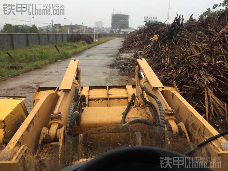 老下雨，挖機(jī)沒(méi)活干，出來(lái)上班了