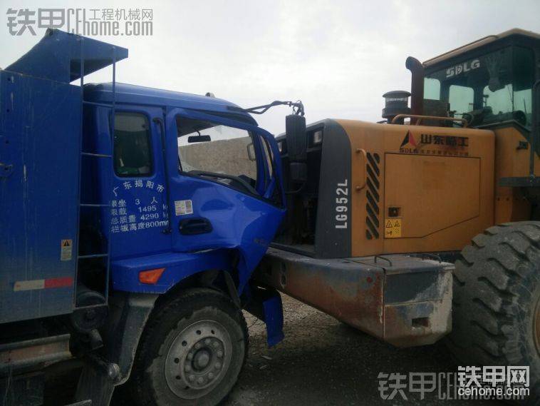 想想鏟車后面還是很硬的&nbsp; 連倒車燈什么都沒(méi)壞&nbsp; 
