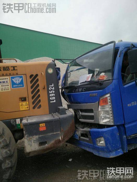 剛買三個(gè)月的新車就被我撞成這樣

