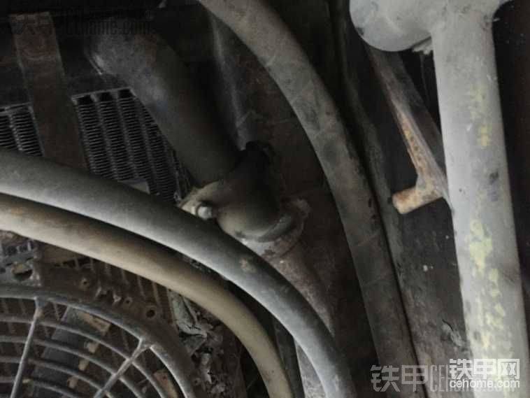 水箱這邊好像漏水。怎么辦？