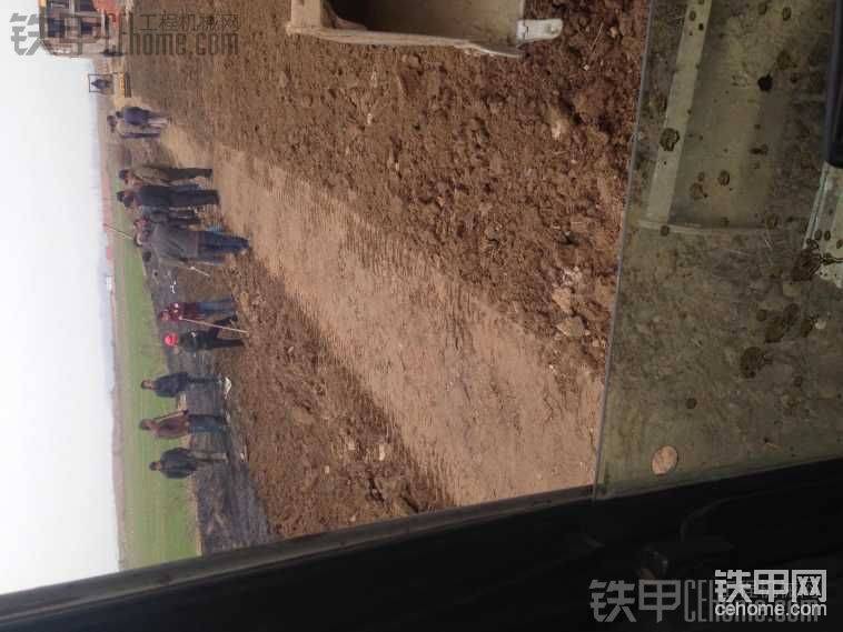 取土墊路，一股藍(lán)煙上來了，還有嘭的一聲，嚇了一跳
