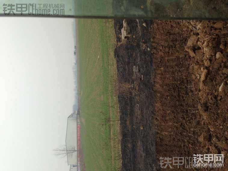 看到那個機(jī)房了嗎，就那機(jī)房出來的電纜
