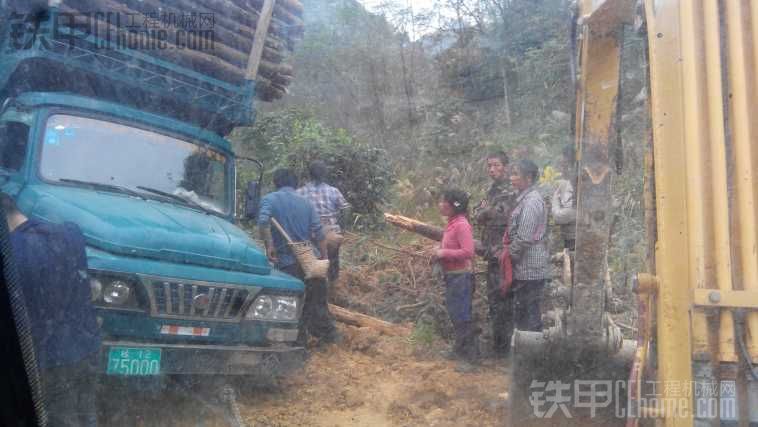 吃完快餐拉車，拉得快翻了