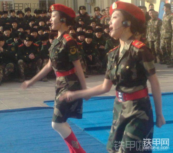 双胞胎女兵
