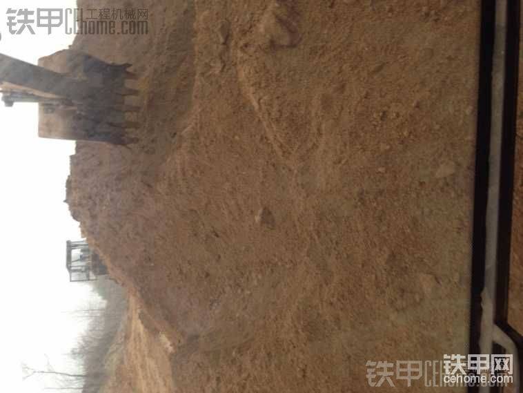 鏟車運(yùn)我往河里扔，