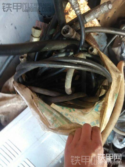全車液壓管，幾乎全換完，一次換一根.一根換半天，半天600元，損失多少錢，大家來算算！呵呵醉了笑了
