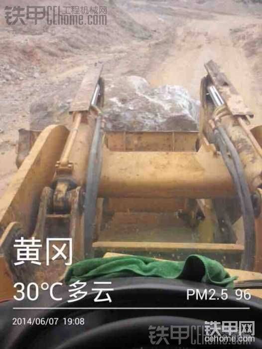 天天大石頭的干活，半個月一斗齒，此車是開國功臣，五年干了一萬五千小時，變速箱是心病，拿去置換270了