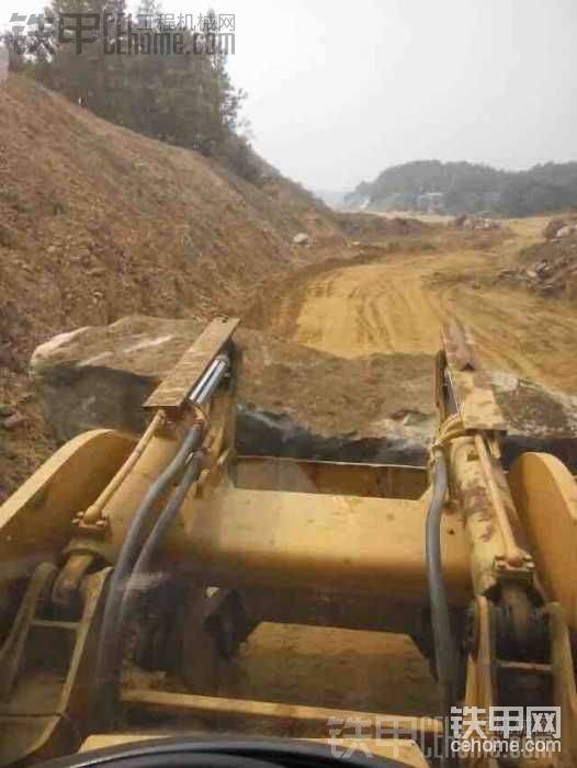 挖機搬不起，施工員叫鏟車來，壞了工地保銷，當時是后輪離地無法起步，搞鋼絲繩用挖機壓后面起步的