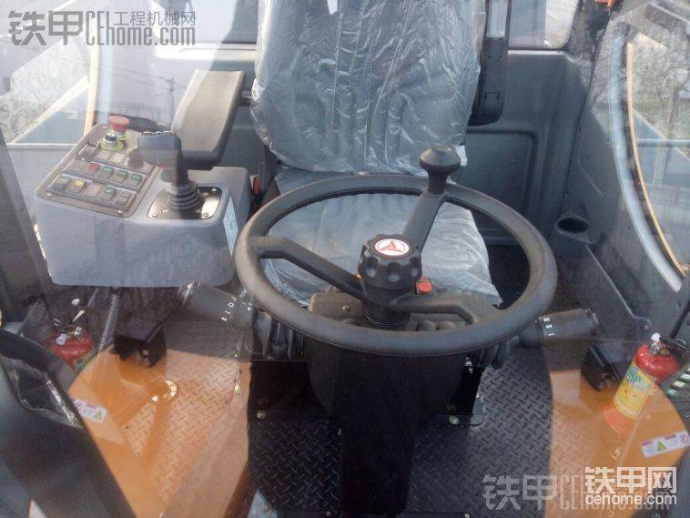 整個(gè)駕駛室
