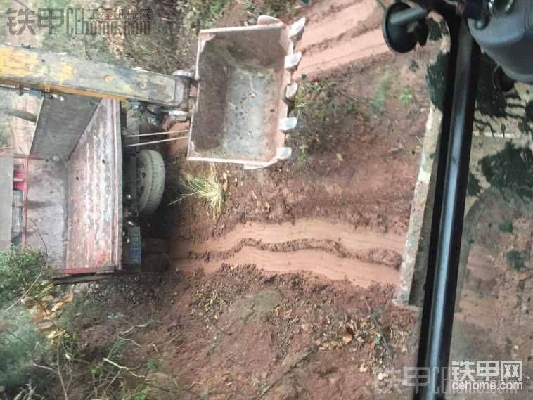 開車的嚇?biāo)懒耍较虿宦犑箚?，前輪掉坎下了又給他拉起來，反反復(fù)復(fù)好幾次