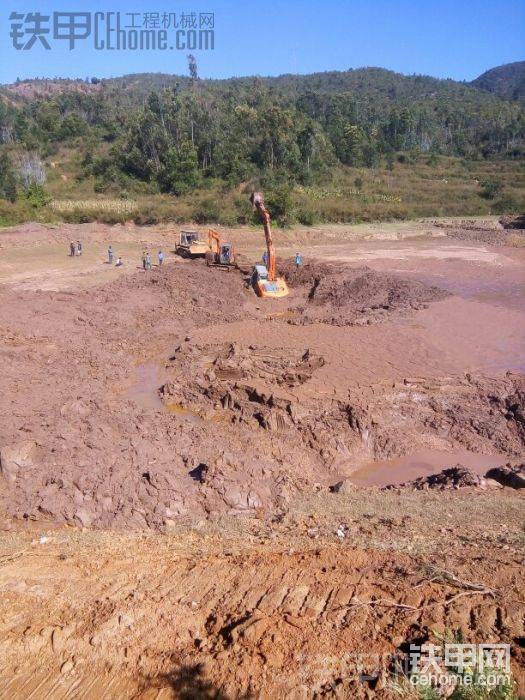 再用140推土機(jī)將其拖出
