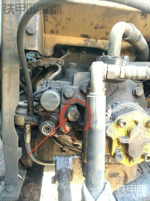 小机头的，不知道大泵什么牌子的，就红圈里的那个螺丝漏油，想请教下怎么处理，这个螺丝什么干嘛用的，能拆下来处理吗
