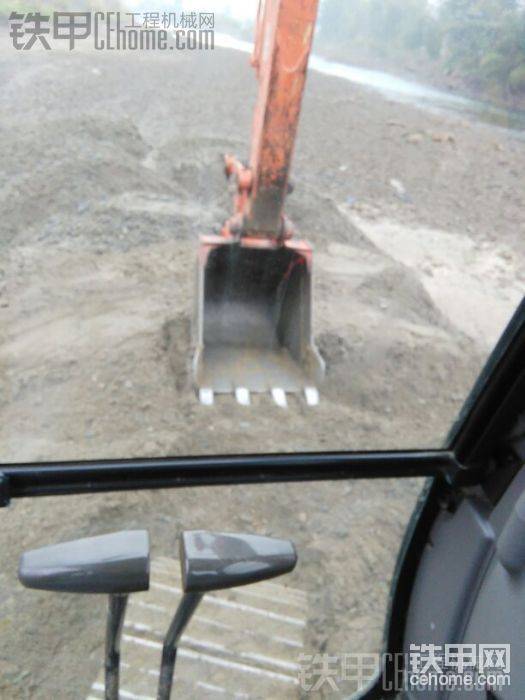 裝車，開始收錢了，一方50塊<img class="smiley" src="/img/smiley/default/titter.gif">
