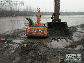 斗山225陷車，小三一75施救