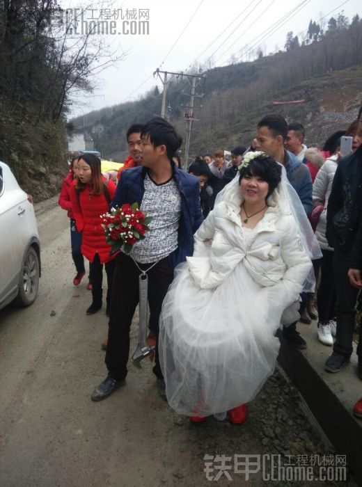 又一位挖機哥結(jié)婚了，，，