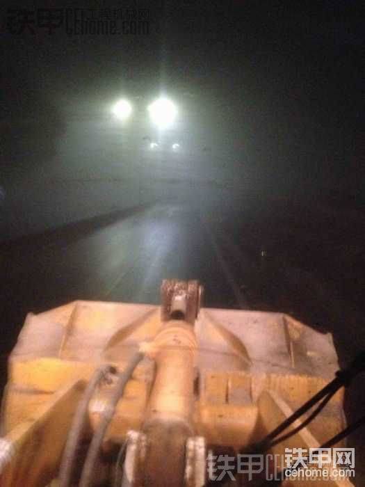 夜班公路，超大霧。