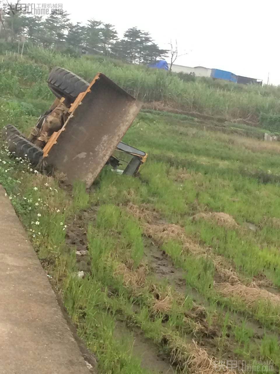 水泥地上裝機開翻，也是醉了！高手幫看一下這是啥牌的？