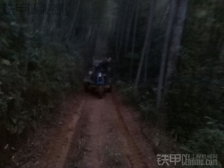 雨天上山的越野车