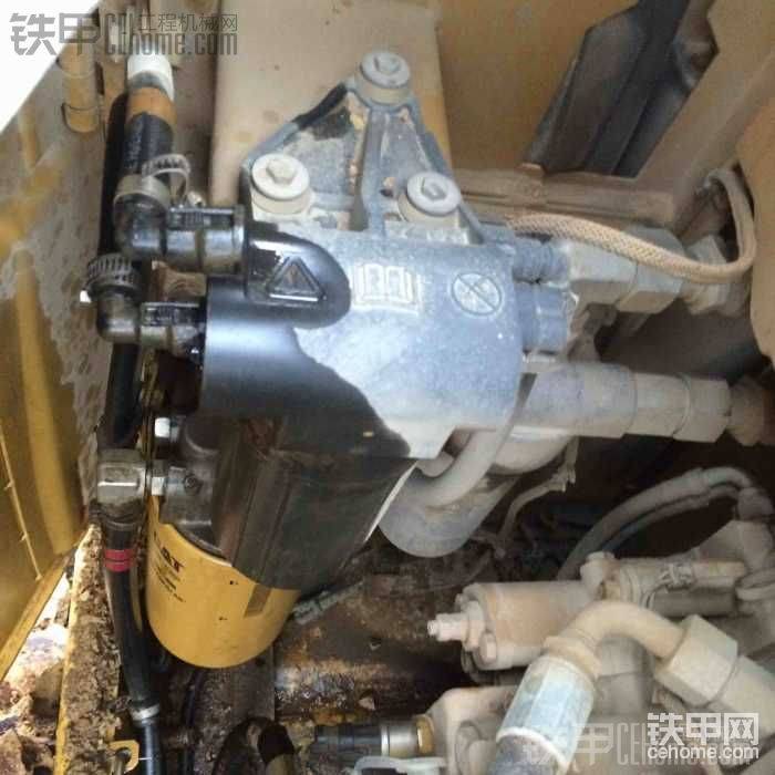 工地塌方把液壓泵這一側(cè)的電子油泵撞壞了。