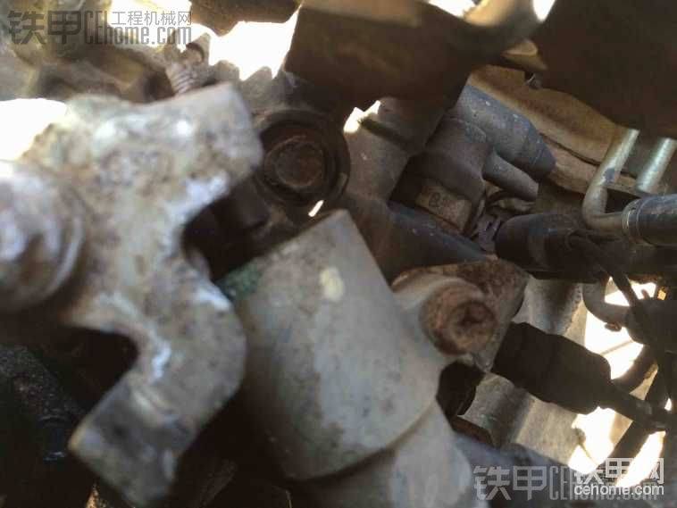 还有这307D油泵上的这玩意漏水，公司说这个漏水就不好发动，而且还没的卖要买总成<img class="smiley" src="/img/smiley/default/sweat.gif">