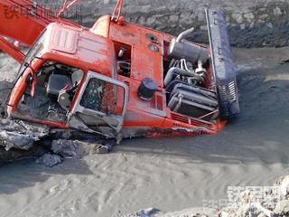 赞新的斗山300陷河道里，怎么能出来