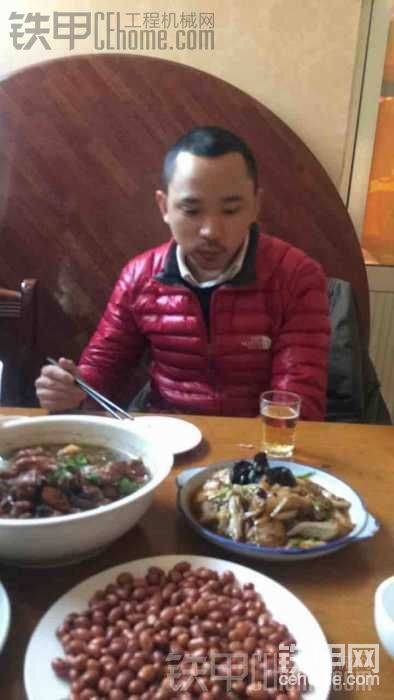 這是我們在一個(gè)餐館吃午飯，到了晚上就去預(yù)定酒店跟群友一起聚會(huì)<img class="smiley" src="/img/smiley/default/hug.gif">
